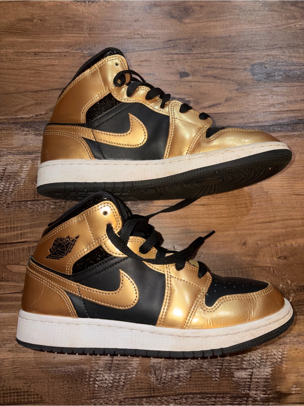 Nike Air Jordan 1 Mid SE Metallic Gold Black Grade School Sneakers Youth 4.5